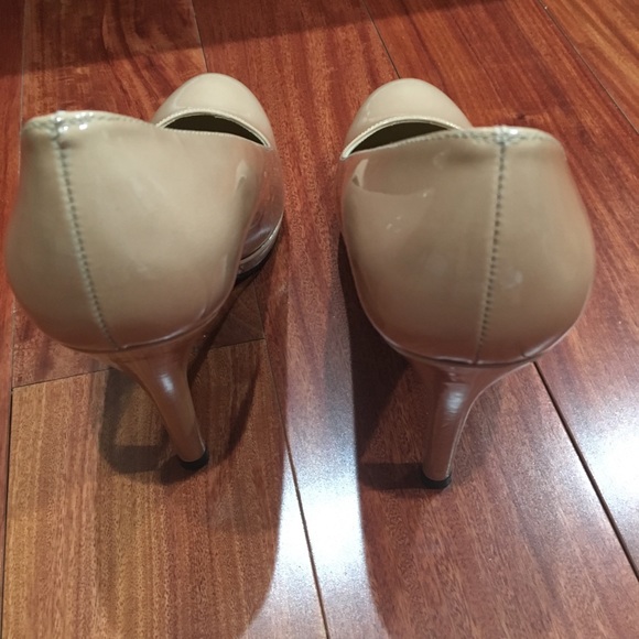 Stuart Weitzman Patent Pump - Picture 2 of 8